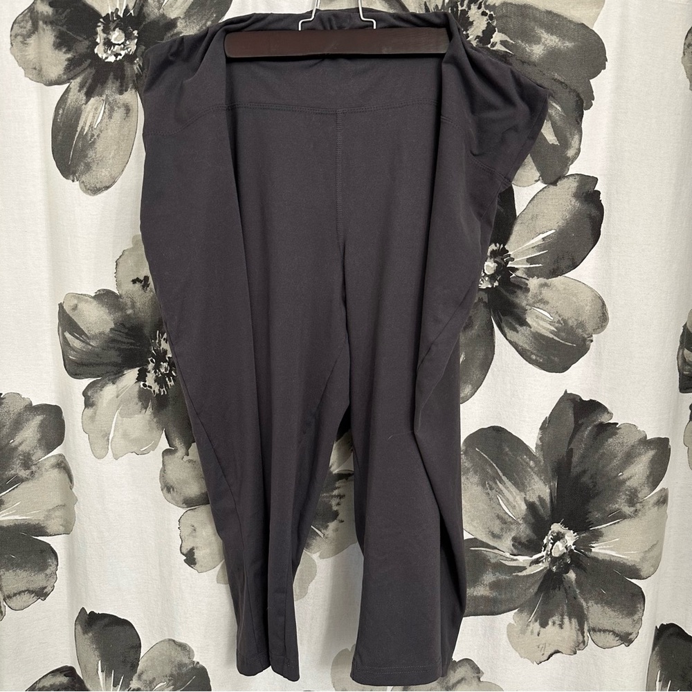 NWOT Gray Marika Cropped Leggings